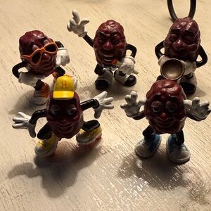 Playful California Raisin 1980’s vintage Figurine Set - Maroon and White